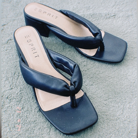 Puffy thong sandal - Picture 3 of 6